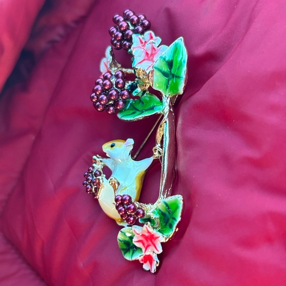 Brand New Whimsical Woodland Field Mouse Raspberry Vine Floral Brooch Enamel Pin - Picture 6 of 12